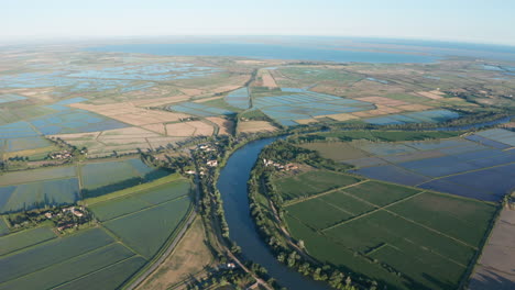 Große-Luftaufnahme-Der-Reisfelder-Des-Camargue-Flusses-Bei-Sonnenuntergang-In-Frankreich